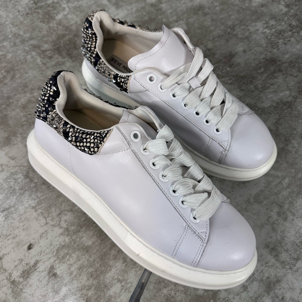 Men’s white sneaker